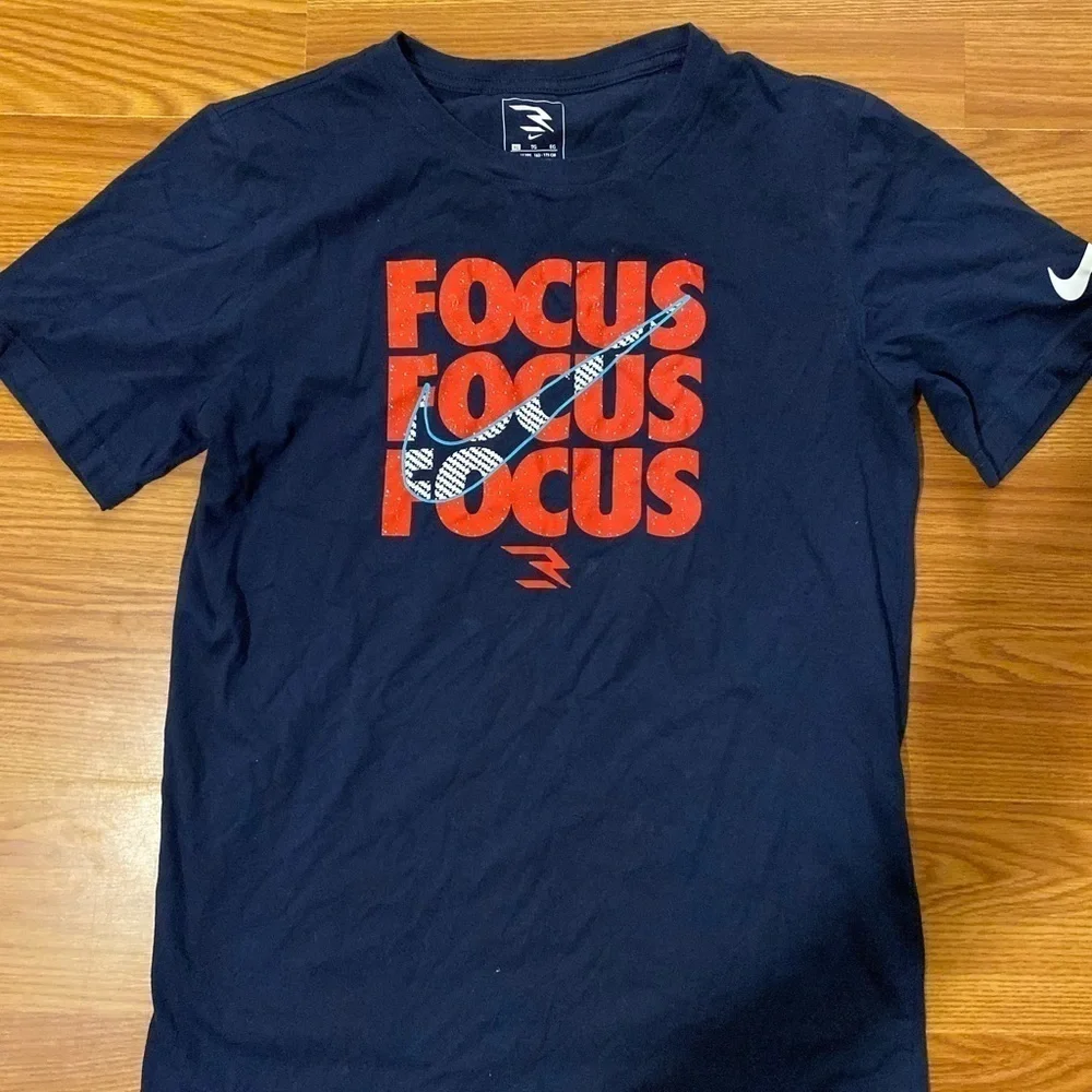 Nike Tee size XL (13-15 years) (GJ)